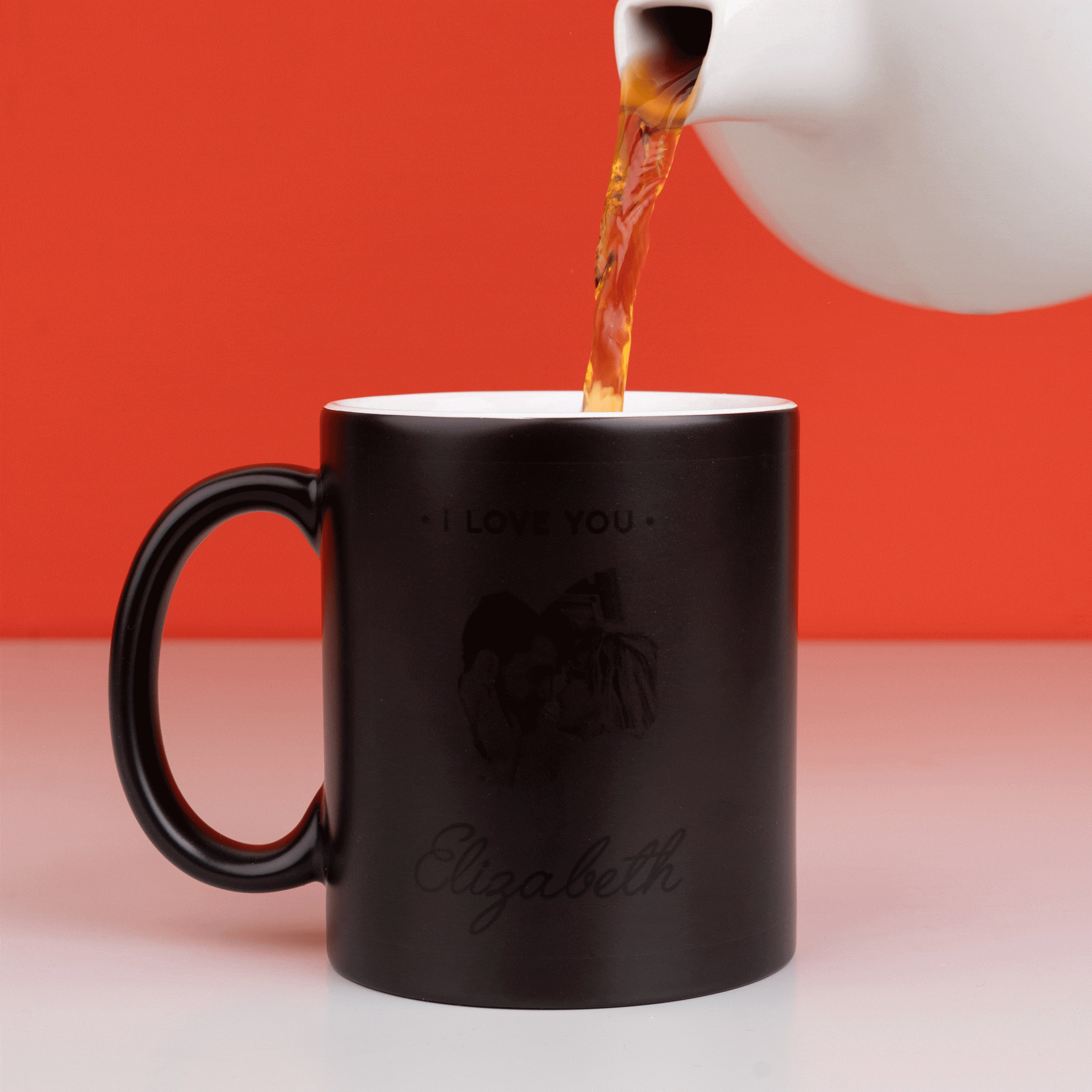 Taza mágica negra que cambia de color al verter líquido caliente.