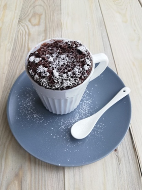 Mug cake de chocolate esponjoso en taza blanca