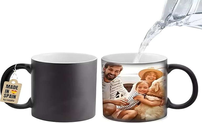 Tazas mágicas para regalo mostrando el efecto antes y después al verter agua caliente para que cambie de color. La taza pasa de negro a revelar una foto familiar, un regalo original y emotivo.