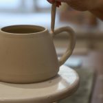 Elaboración artesanal de tazas originales en cerámica