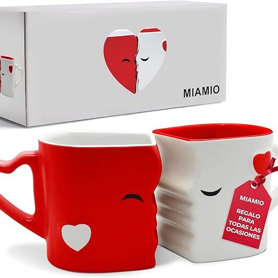 “Tazas románticas de besos y abrazos con medio corazón en cada una que se completa al juntarlas.”
