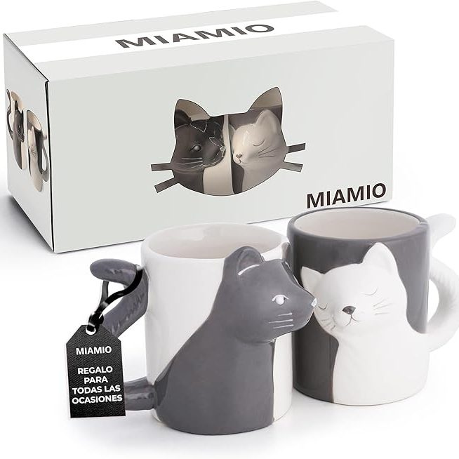 “Tazas de besos y abrazos con diseño de gatos cuyas colas forman un corazón al unirse.”