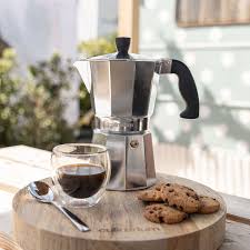 Cafetera italiana con un vaso de café