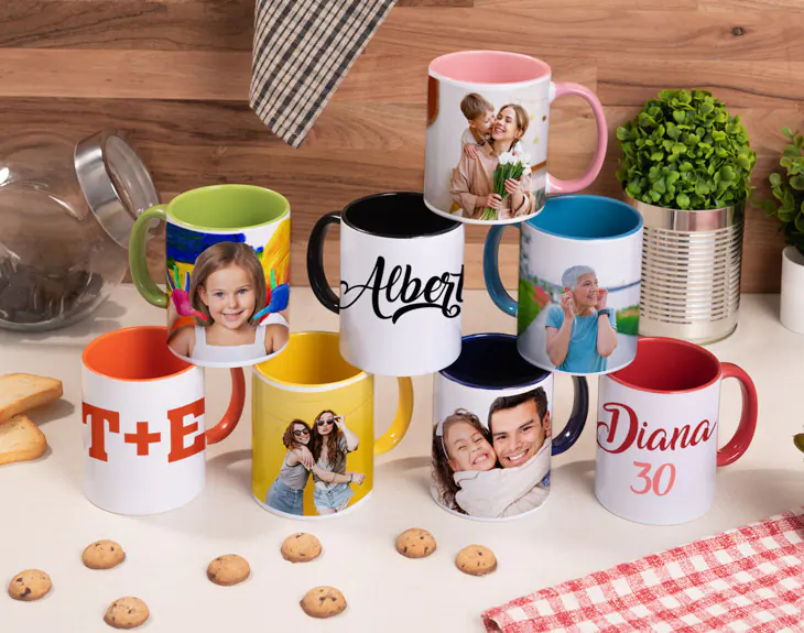 Tazas personalizadas con fotos y nombres, ideales para regalar o decorar, disponibles en varios colores interiores.